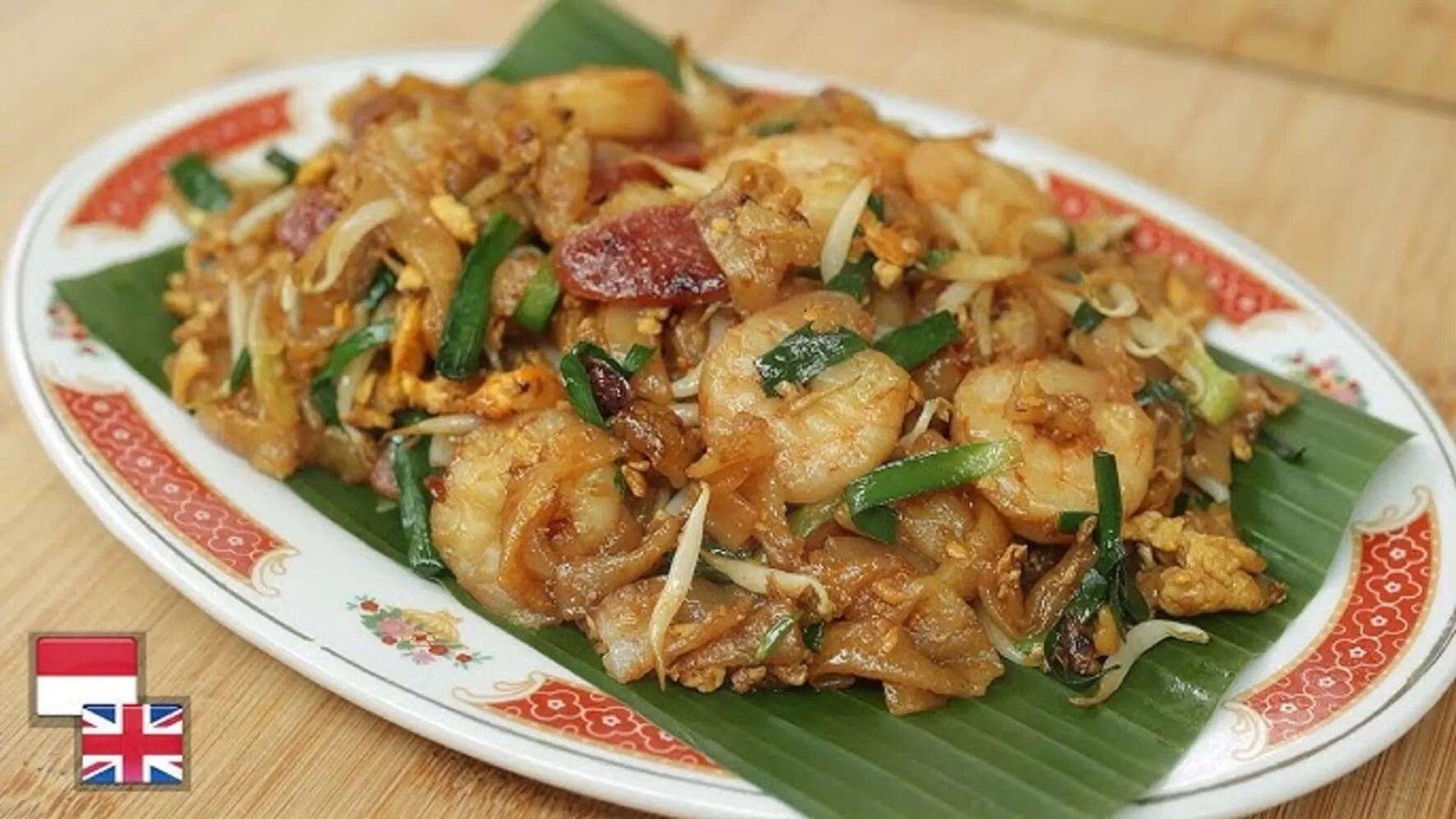 Kwetiau goreng wangi dengan udang, telur bebek, lapchiong ayam, dan sayuran segar.