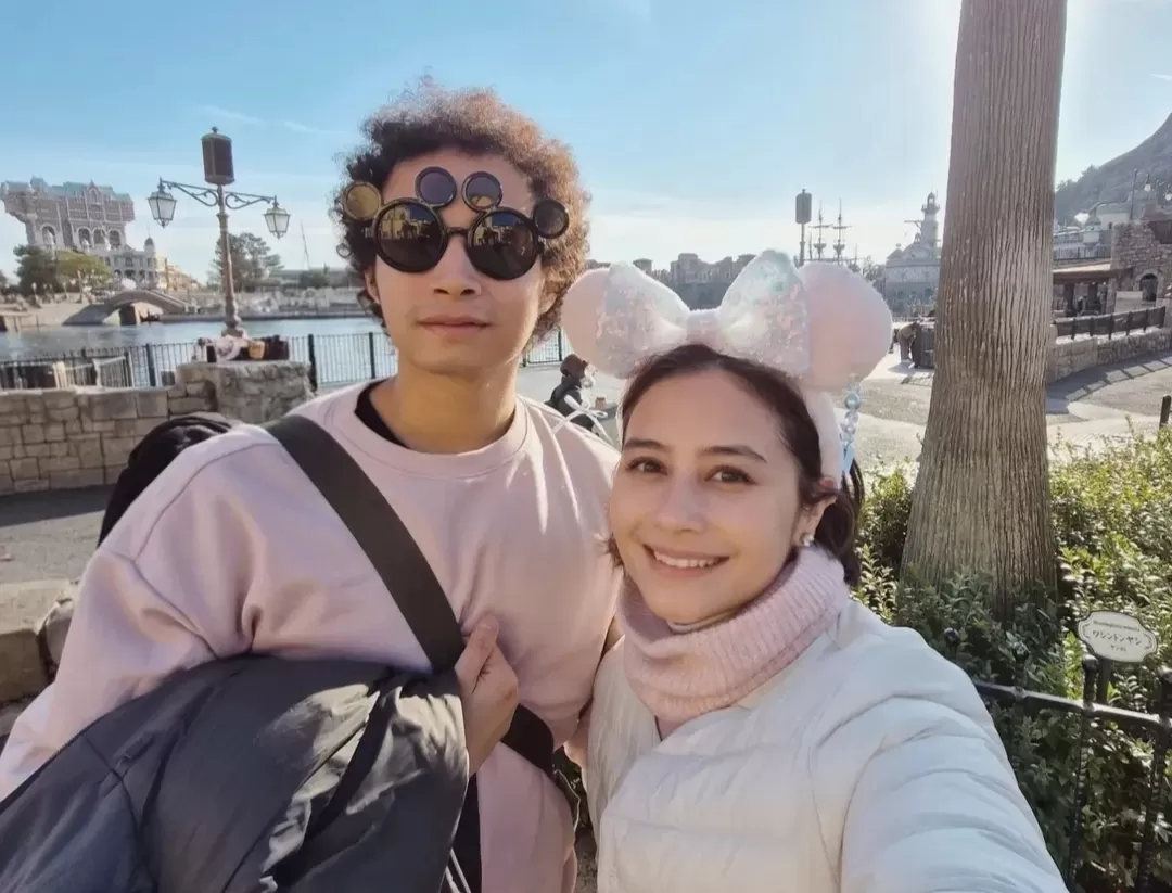 Prilly Latuconsina dan Omara Esteghlal liburan ke Tokyo DisneySea Jepang.