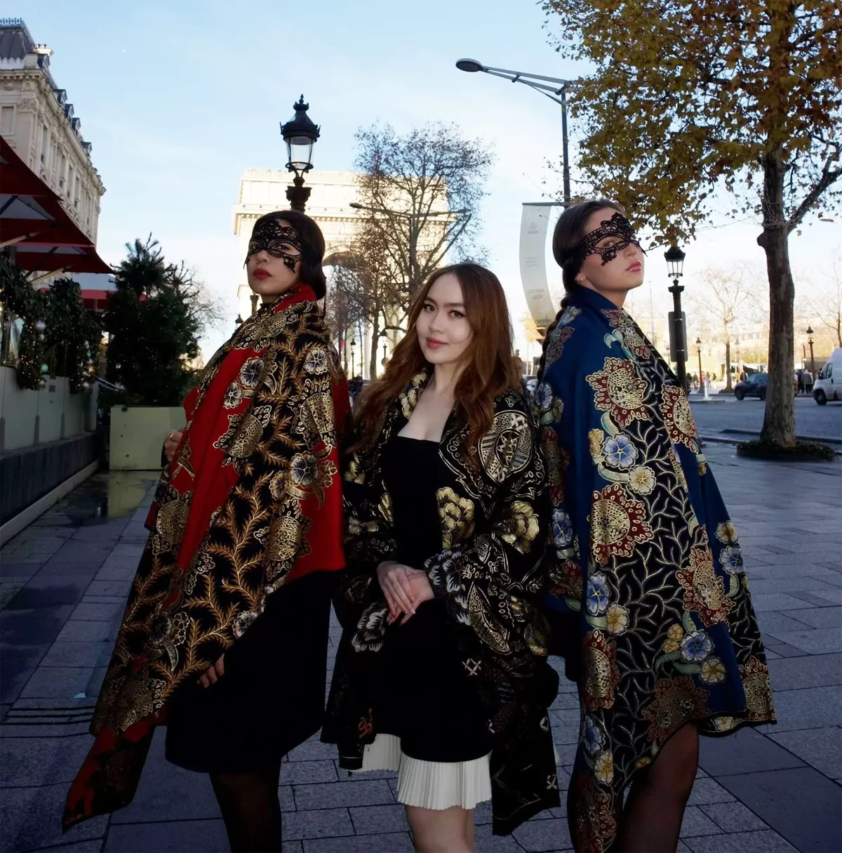 Barbie Awliya meluncurkan koleksi Batik Surya Majapahit di Paris sebagai upaya memperkenalkan wastra Nusantara ke dunia.